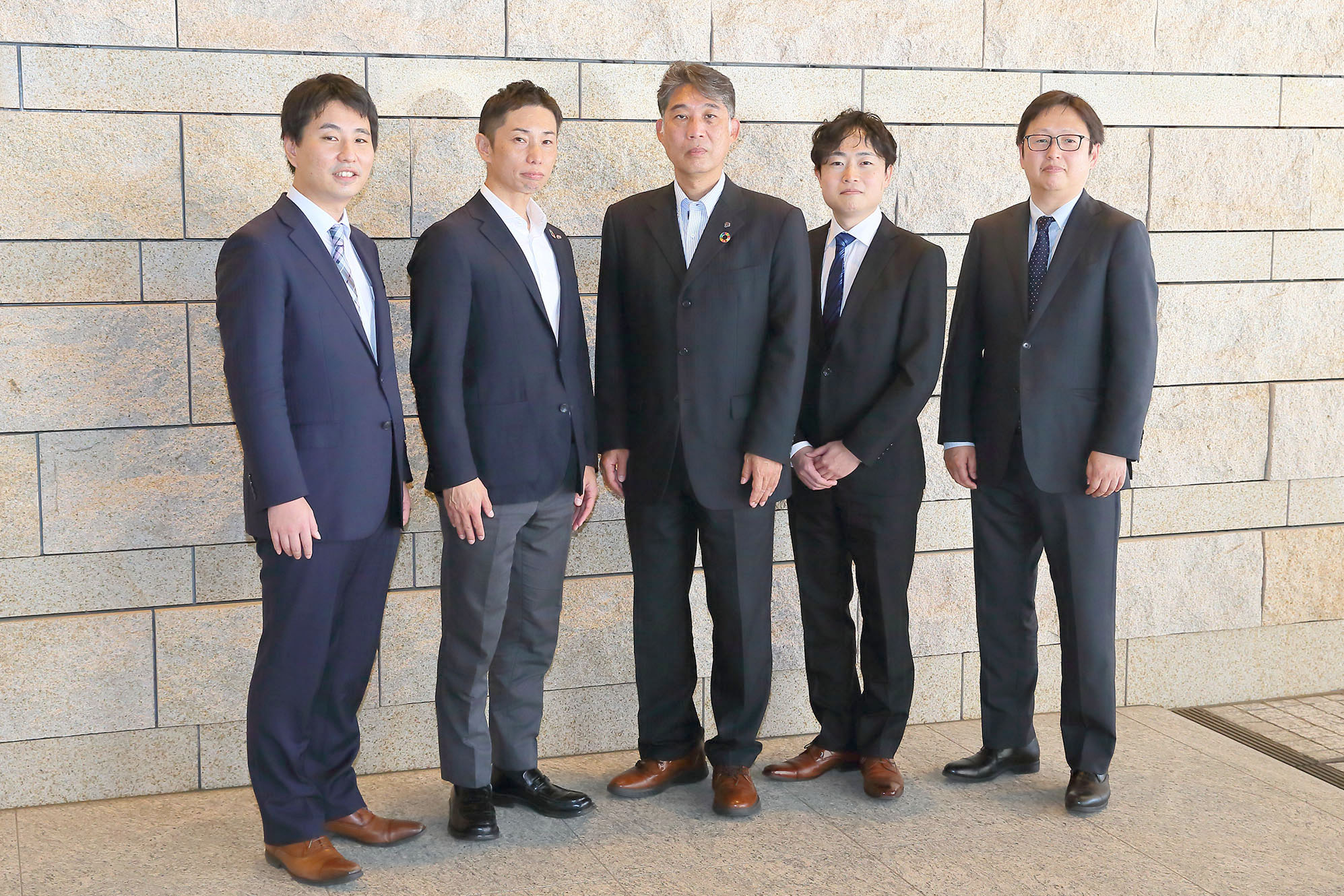 写真左から、NRIの 高田 直人、セブン-イレブン・ジャパンの 小野寺 隆 氏、長澤 秀華 氏、NRIの 原田 敏樹、牧野 知明 - Google Cloud 導入事例： 株式会社セブン-イレブン・ジャパン 様