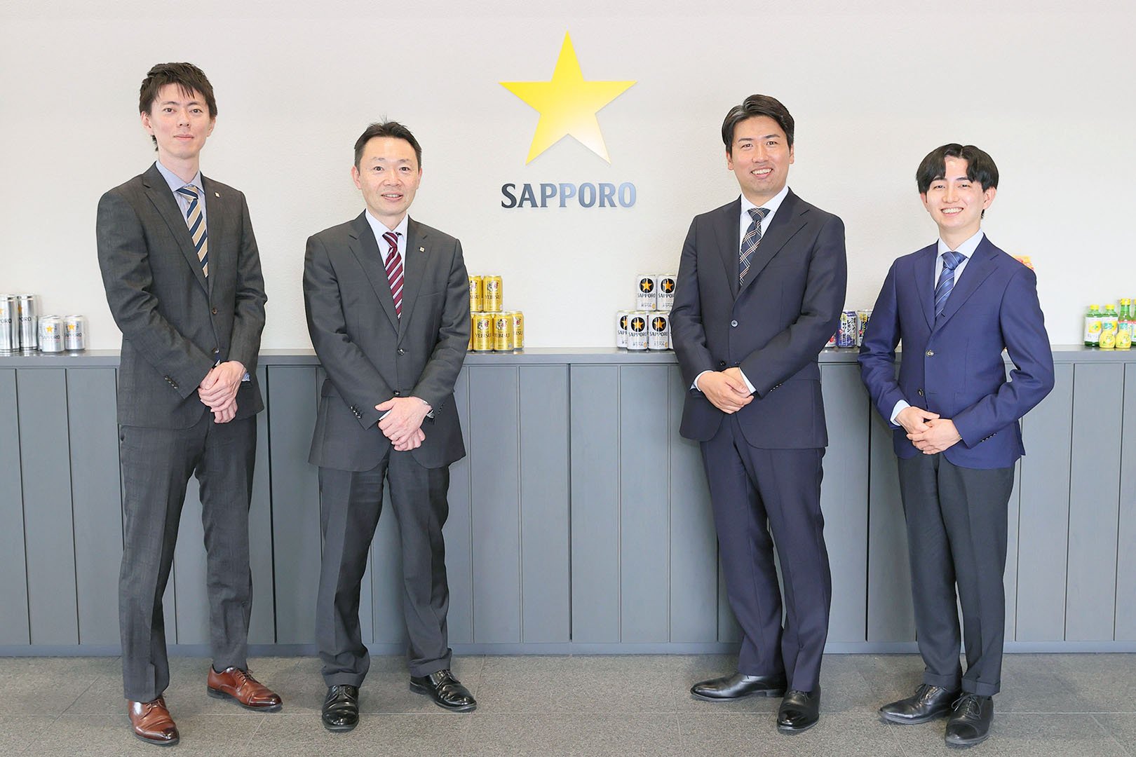 写真左から、サッポロホールディングスの 幕田 智之 氏・伊藤 淳 氏、NRI の 大石 将士・西村 凌 - AWS 導入事例： サッポロホールディングス株式会社 様