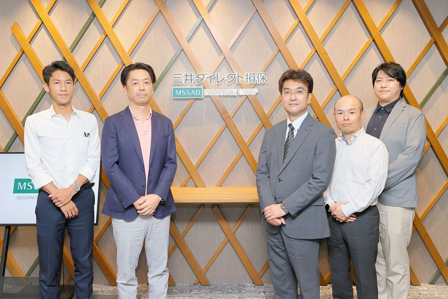 写真左から、NRI の 木代 康丈、三井ダイレクト損保の 佐々木 計人 氏・榎本 洋平 氏、NRI の 田原 智志・江本 龍二 - OCI 導入事例: 三井ダイレクト損害保険株式会社 様