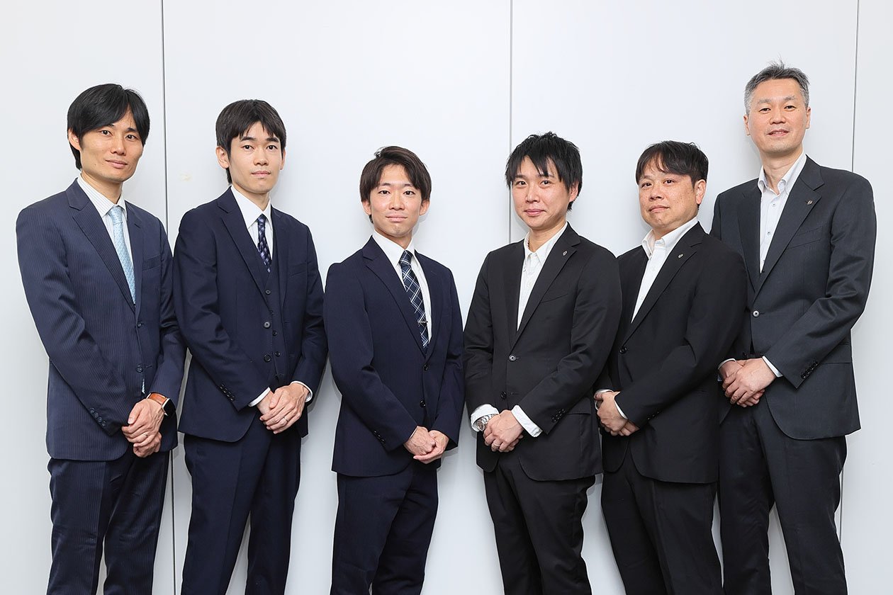 写真左から、NRI の 坪田 英史・鈴木 慶昭・佐藤 貴大、セブン-イレブン・ジャパンの 石丸 周平 氏・森川 弘康 氏・槇本 敏夫 氏 - Google Cloud 導入事例