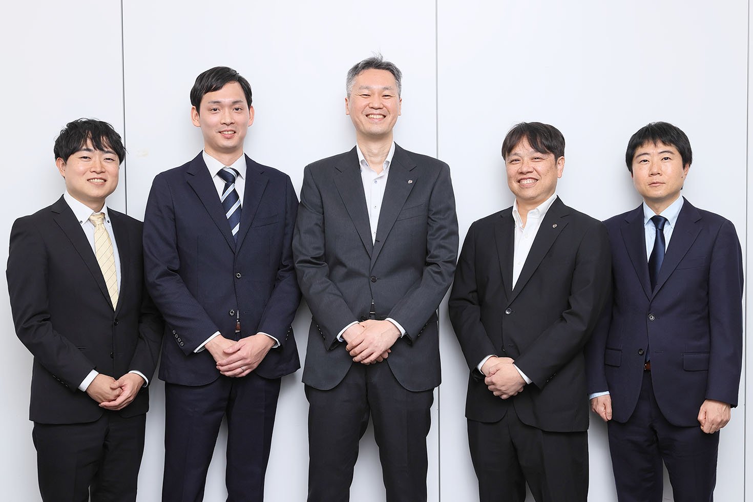 写真左から、NRI の 原田 敏樹・山本 雄大、セブン-イレブン・ジャパンの 槇本 敏夫 氏・森川 弘康 氏、 NRI の 中澤 啓介 - Google Cloud 導入事例