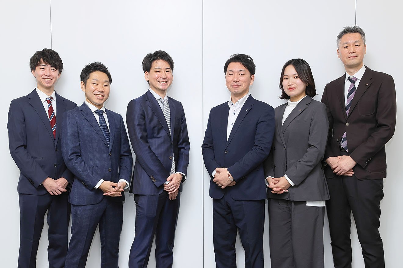 写真左から、NRI の 小林 晃太郎・藤田 一樹・西牟田 大、セブン-イレブン・ジャパンの 義道 嘉人 氏・野澤 ななみ 氏・槇本 敏夫 氏 - Google Cloud 導入事例