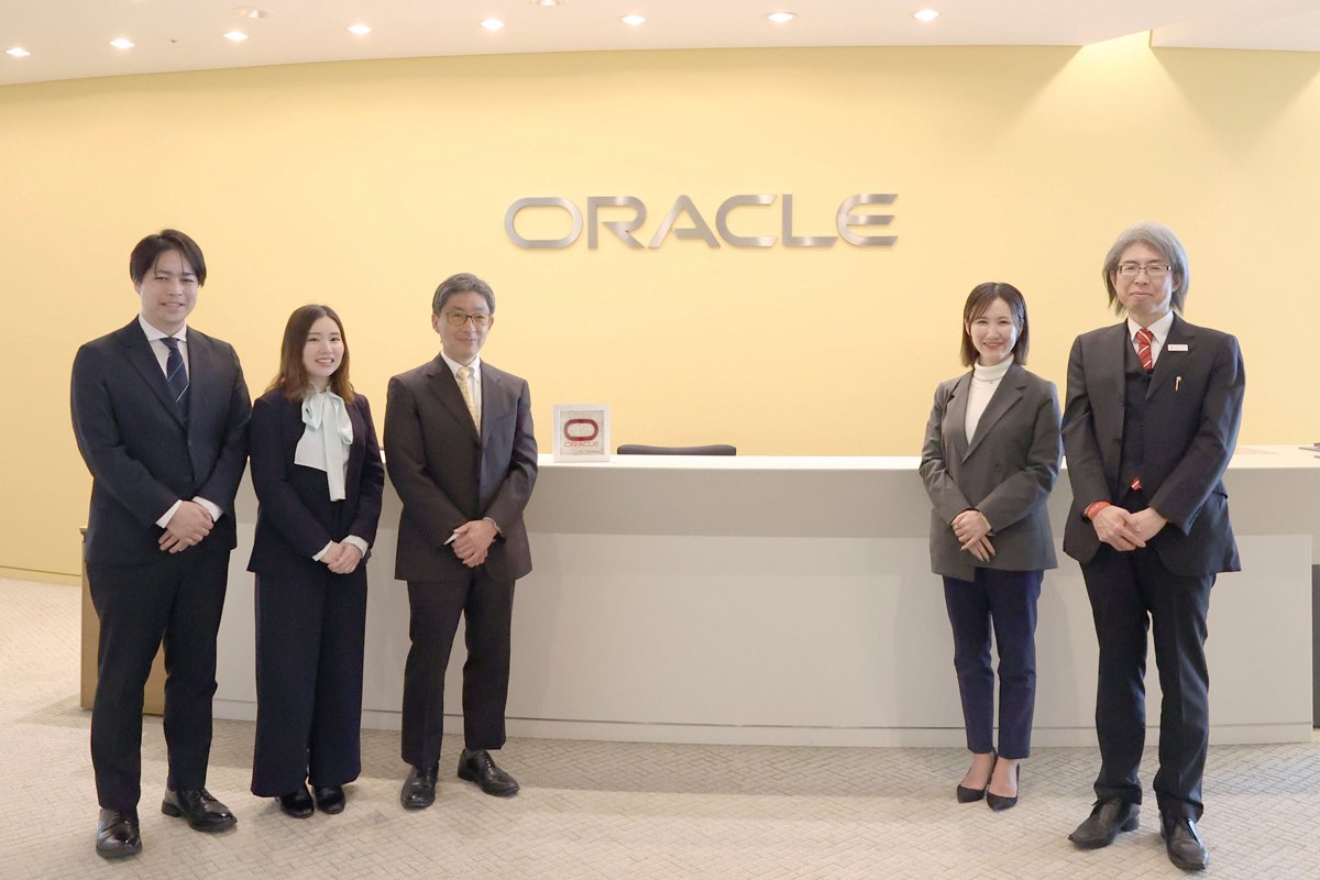 -写真左から、日本オラクル株式会社の小松正史氏・君波莉子氏・中山厚紀氏・小川晴樺氏、NRIの大塚 紳一郎 - OCI 導入事例： 日本オラクル株式会社 様