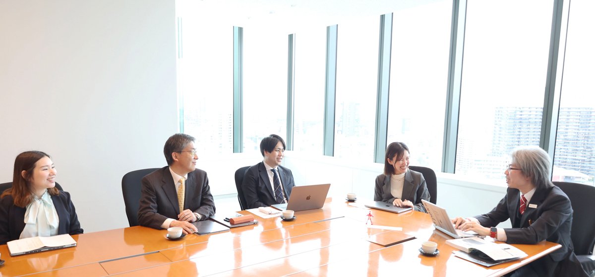 日本オラクル株式会社の君波莉子氏・中山厚紀氏・小松正史氏・小川晴樺氏、NRIの大塚 紳一郎