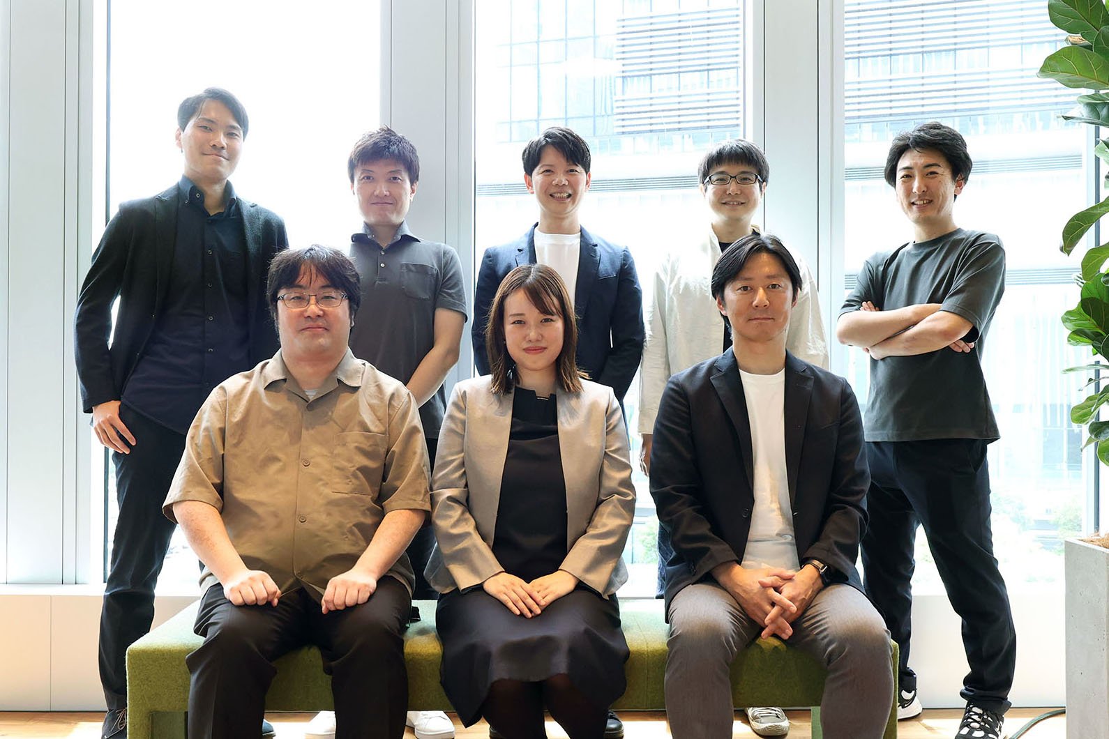 写真の 前列左から NRI の 平田 一樹・内山 咲・畑 寛之、後列左から 伊藤 豪太・小西 陽平・芝崎 慧・工藤 匡浩・鈴木 源 - Microsoft Top Partner Engineer Award 2025
