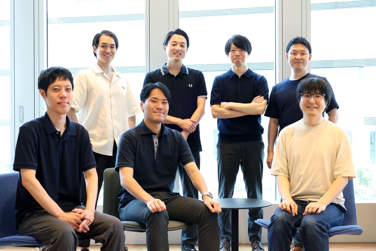 写真の 前列左から NRI の 大島 悠司・伊藤 豪太・工藤 匡浩、後列左から ・酒井 将大・小泉 裕・原 悠介・松永 和彦 - Microsoft Top Partner Engineer Award 2026