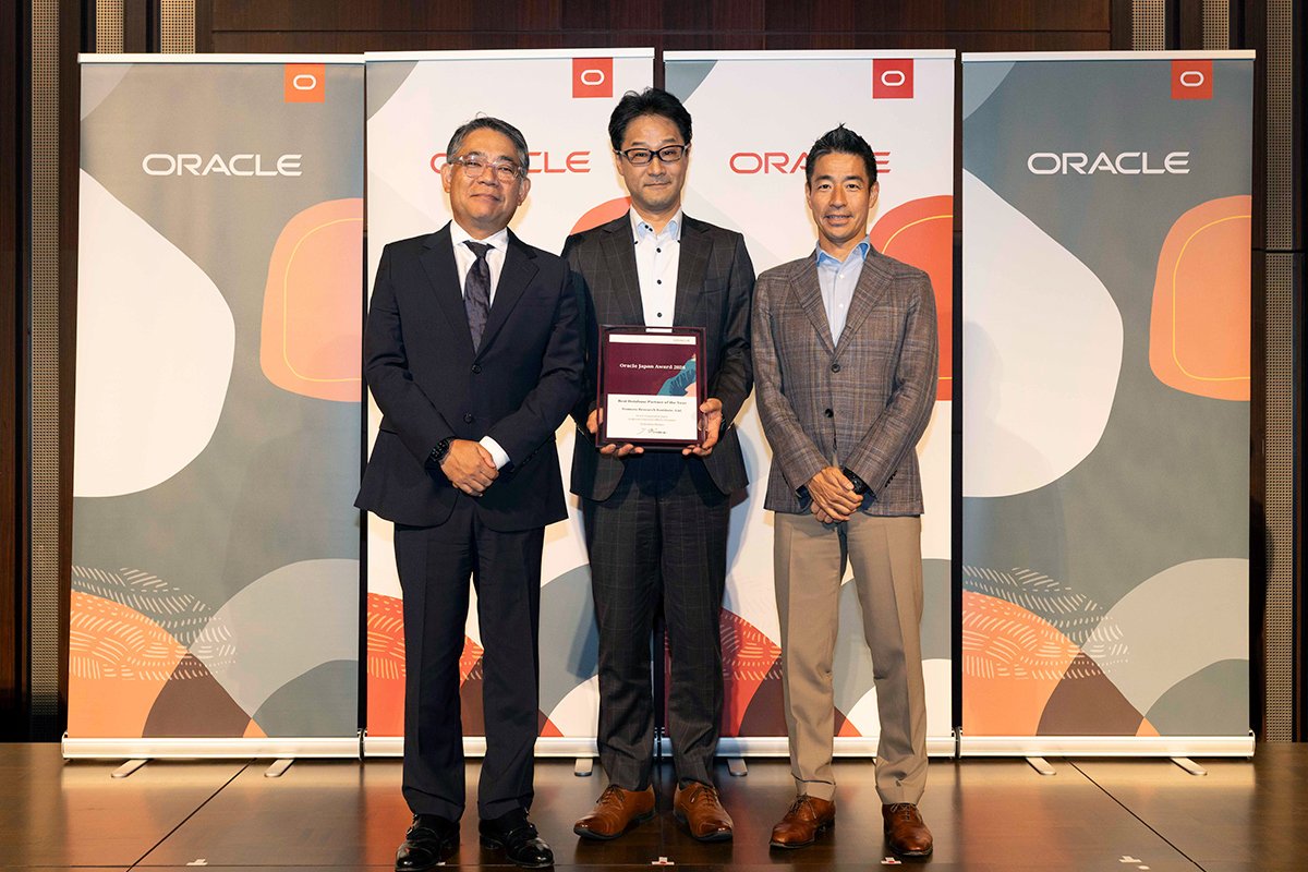 授賞式の様子。写真左から、日本オラクル 取締役 執行役 社長 三澤 智光 氏、NRI マルチクラウドインテグレーション事業本部副本部長 渡辺 光也、日本オラクル 専務執行役員 クラウド事業統括 竹爪 慎治 氏